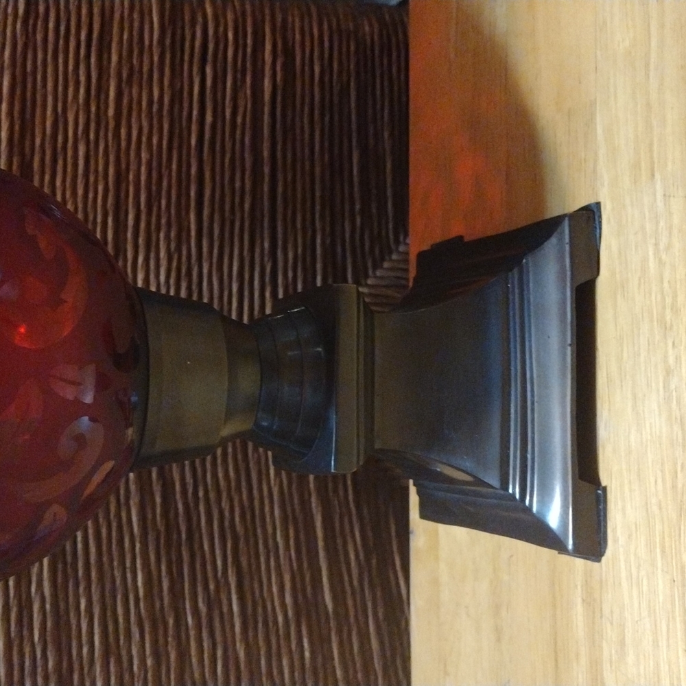 Gorgeous Pre-owned hurricane etch glass and metal candle holder - Picture 3 of 5
